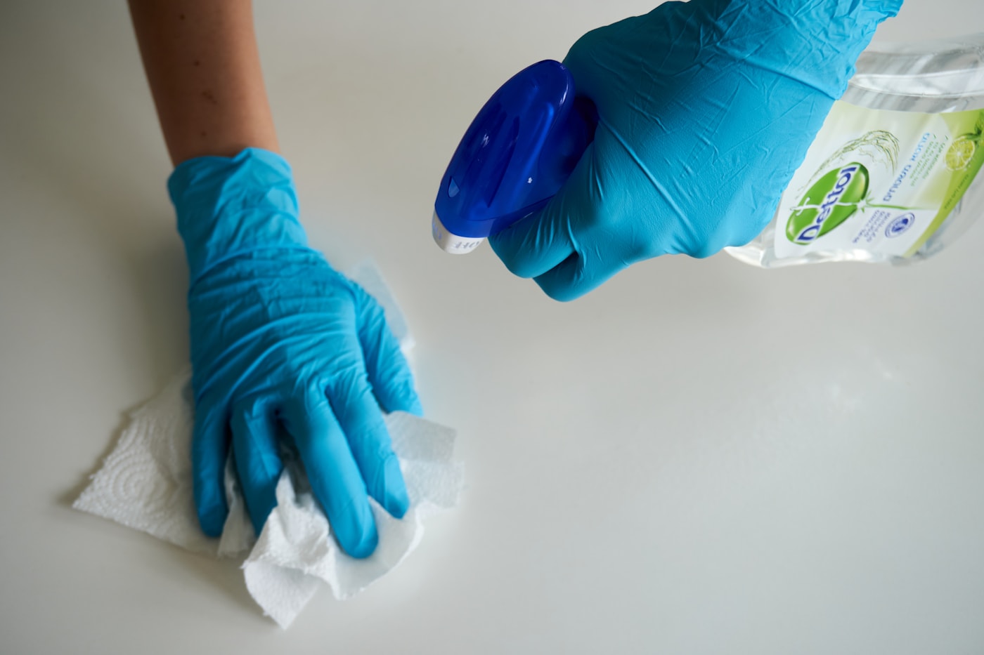 Nettoyage précis d’une surface avec des gants professionnels